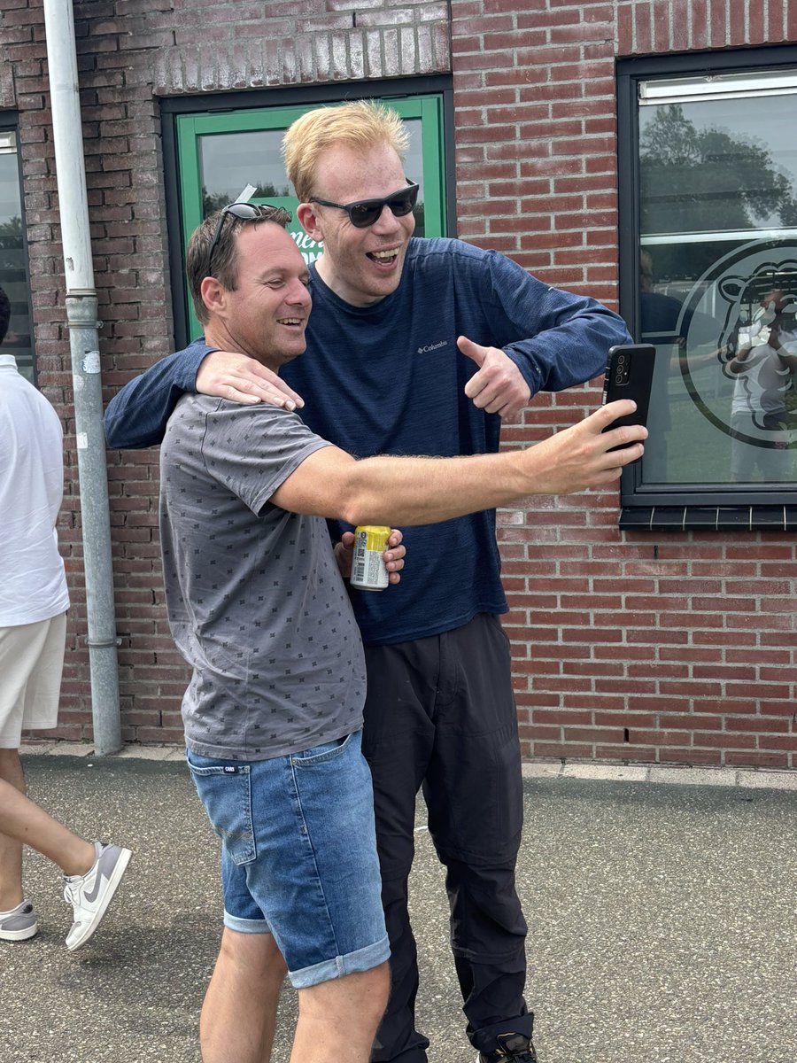 Op de Open Dag van FC Dordrecht zijn vooralsnog niet de voormalige topaanvallers als Dirk Kuyt en <a href="/tverhaar88/">Thomas Verhaar</a> de grote publiekstrekkers…nee, alle aandacht gaat uit naar <a href="/TeamSuomi/">Piebe Guido van den Berg</a>. ‘Ja, ik ben net ook al vijf keer op de foto geweest.’ #dorexc