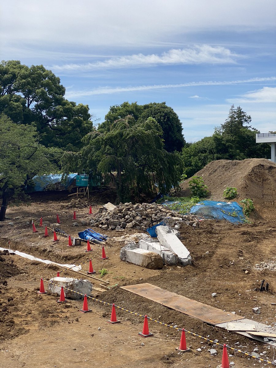 kurata_takashi's tweet image. と日々過ぎ去るなか、かたわらでは数日見ないうちに、斜路が剥き出しの「物」と化してた。

#明治大学生田第二校舎斜路
#堀口捨己