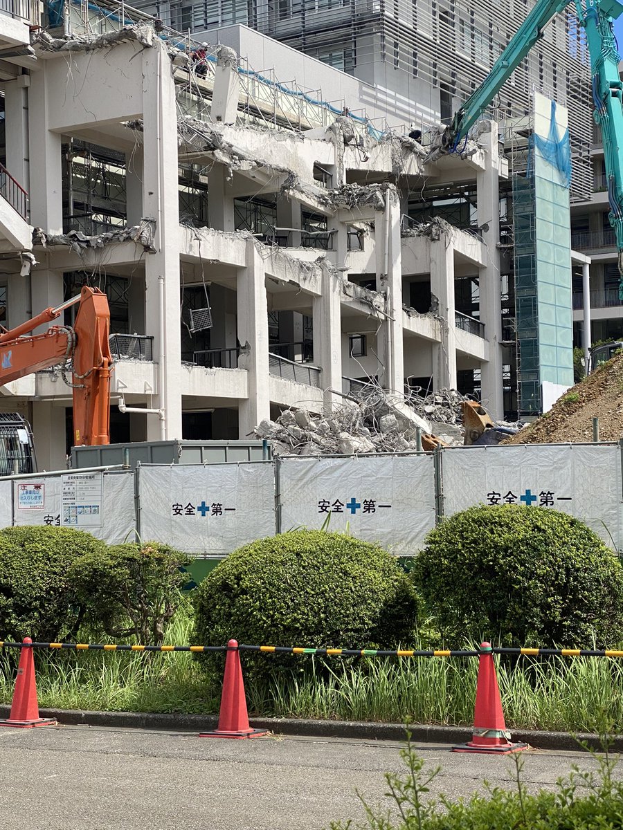 kurata_takashi's tweet image. と日々過ぎ去るなか、かたわらでは数日見ないうちに、斜路が剥き出しの「物」と化してた。

#明治大学生田第二校舎斜路
#堀口捨己