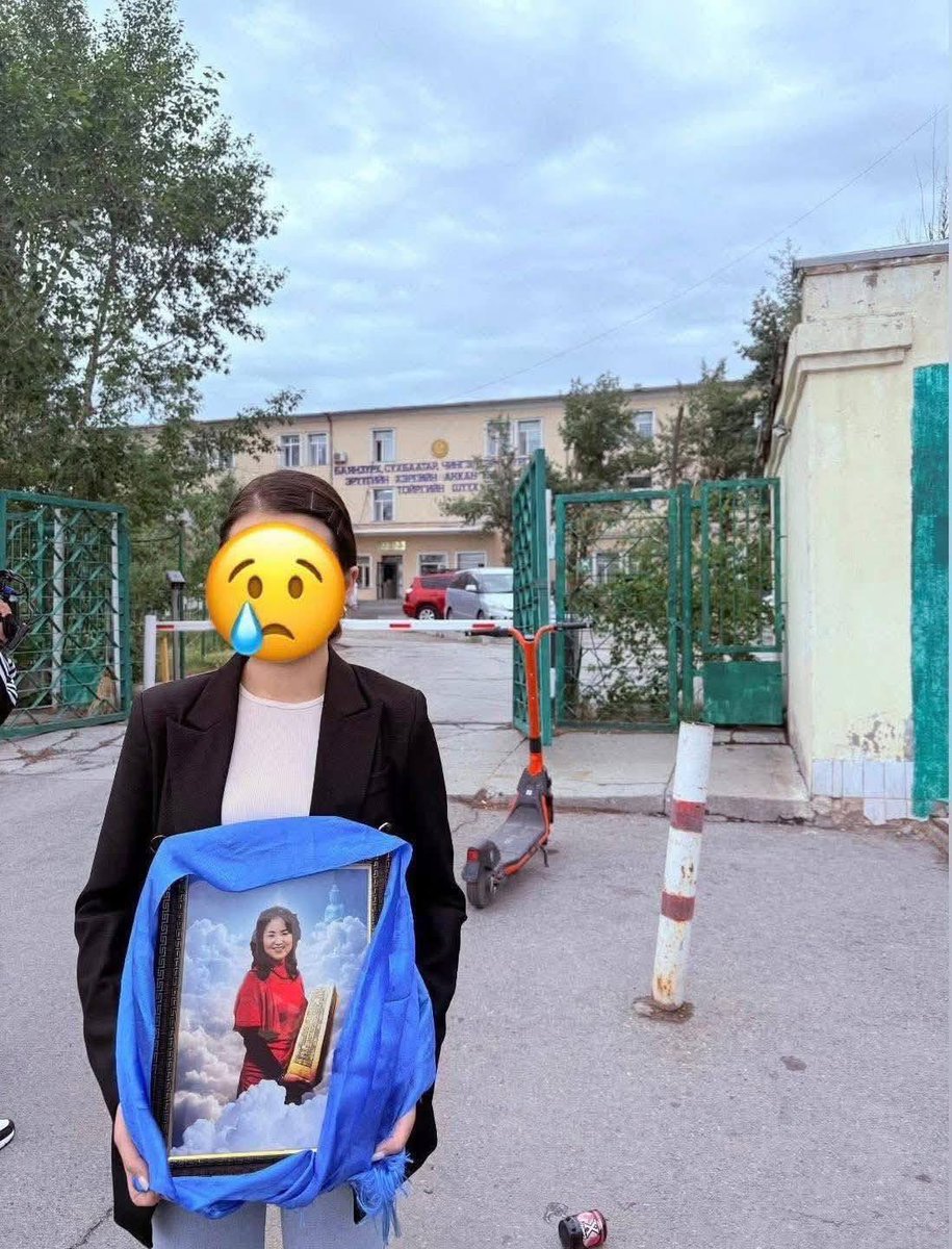 2025.07.07😓Өнөөдөр товлогдсон зам тээврийн ослын гэм бурууг шүүх хуралдаан шүүгч нь хурал давхацсан гэх шалтгаанаар дахин хойшиллоо…‼️

Хохирогч С-ийн охин Г цахим хуудастаа ийн бичжээ 

Дөрвөн эгнээ, 2 урсгалтай зам дээр урсгал сөрж, хурд хэтрүүлсэн хариуцлагагүй жолоочоос