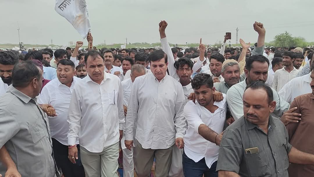 shivsenajodhpur's tweet image. (चले थे 🐅 शेर हनुमान बेनीवाल की होड़ करने 
मामला फूस हो गया इसलिए कहते हैं हनुमान बेनीवाल जैसा ताकतवर नेता आज तक कोई पैदा नहीं हुआ 

बाड़मेर जिला व पुलिस प्रशासन ने जैसलमेर की सीमा में घुसने से पहले ही रोका,

#बासनपीर #जैसलमेर #HarishChoudhary #UmmedaRamBeniwal
#bhajankhoth