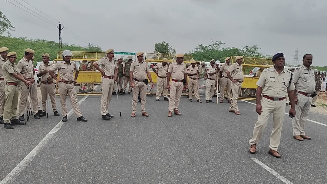 shivsenajodhpur's tweet image. (चले थे 🐅 शेर हनुमान बेनीवाल की होड़ करने 
मामला फूस हो गया इसलिए कहते हैं हनुमान बेनीवाल जैसा ताकतवर नेता आज तक कोई पैदा नहीं हुआ 

बाड़मेर जिला व पुलिस प्रशासन ने जैसलमेर की सीमा में घुसने से पहले ही रोका,

#बासनपीर #जैसलमेर #HarishChoudhary #UmmedaRamBeniwal
#bhajankhoth