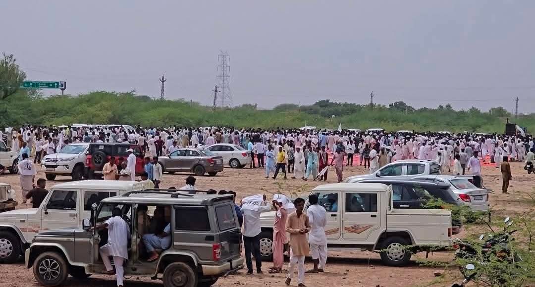 shivsenajodhpur's tweet image. (चले थे 🐅 शेर हनुमान बेनीवाल की होड़ करने 
मामला फूस हो गया इसलिए कहते हैं हनुमान बेनीवाल जैसा ताकतवर नेता आज तक कोई पैदा नहीं हुआ 

बाड़मेर जिला व पुलिस प्रशासन ने जैसलमेर की सीमा में घुसने से पहले ही रोका,

#बासनपीर #जैसलमेर #HarishChoudhary #UmmedaRamBeniwal
#bhajankhoth