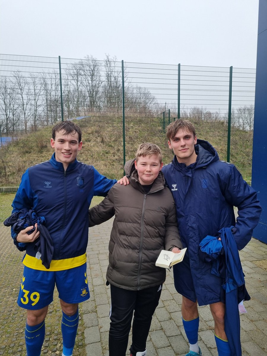 Bergading's tweet image. De to drenge er rejst til Holland for at spille for Emmen min søn bliver hjemme hos mig😊💛💙💛💙 @BrondbyIF #brøndby
