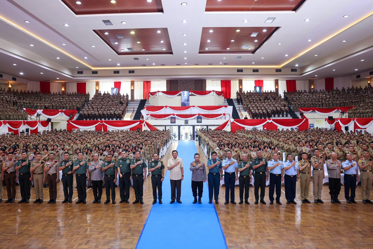 sjafriesjams's tweet image. Saya memberikan pembekalan kepada para Calon Perwira Remaja TNI dan Polri Tahun 2025 di Mabes TNI, Cilangkap (Sabtu, 19 Juli 2025).
Saya menekankan kepada para Capaja TNI - Polri akan pentingnya kepemimpinan lapangan yang kuat, adaptif dan siap mengambil keputusan serta…