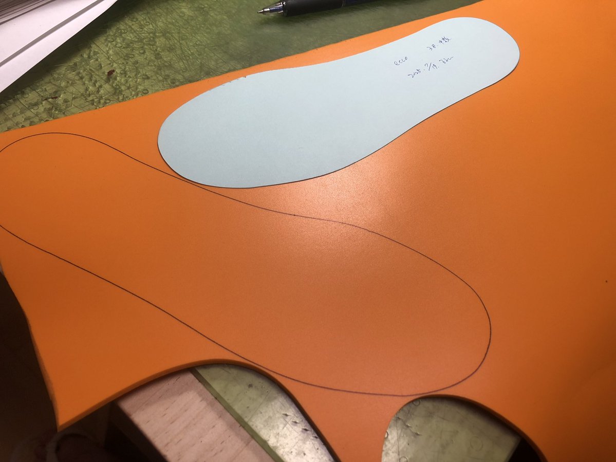 botan_jiro's tweet image. 欲しかった靴をアウトレットで発見！　即決で買いました。しかしレディースのためか中敷が厚めでかかとが抜けそう&amp;amp;ボールガース方面がちょっとキツい...そんな時は中敷を作るのです。型紙を作って、いつもの3mm高反発素材をカット！　1日履いてみて高さ調整不要そうなら豚裏でカバーして完成かな