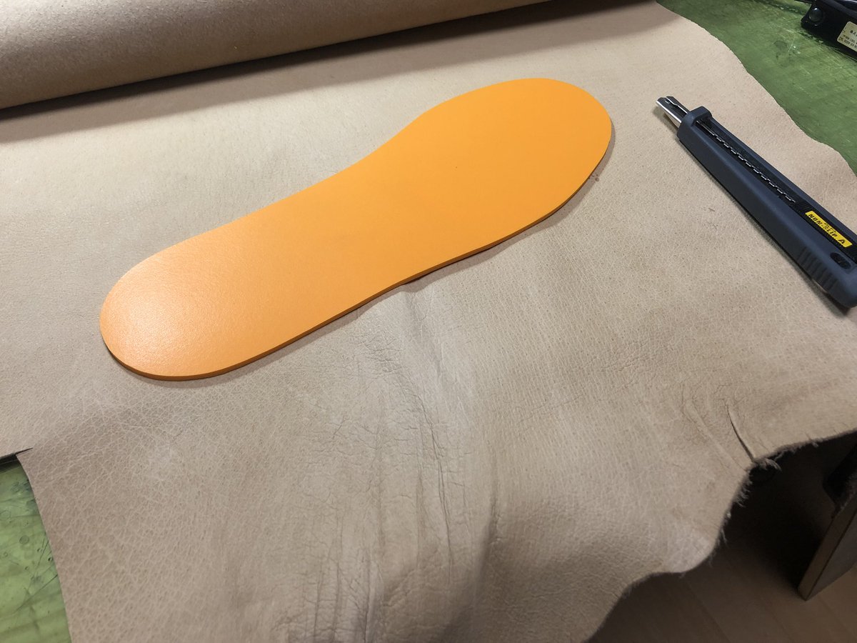 botan_jiro's tweet image. 欲しかった靴をアウトレットで発見！　即決で買いました。しかしレディースのためか中敷が厚めでかかとが抜けそう&amp;amp;ボールガース方面がちょっとキツい...そんな時は中敷を作るのです。型紙を作って、いつもの3mm高反発素材をカット！　1日履いてみて高さ調整不要そうなら豚裏でカバーして完成かな