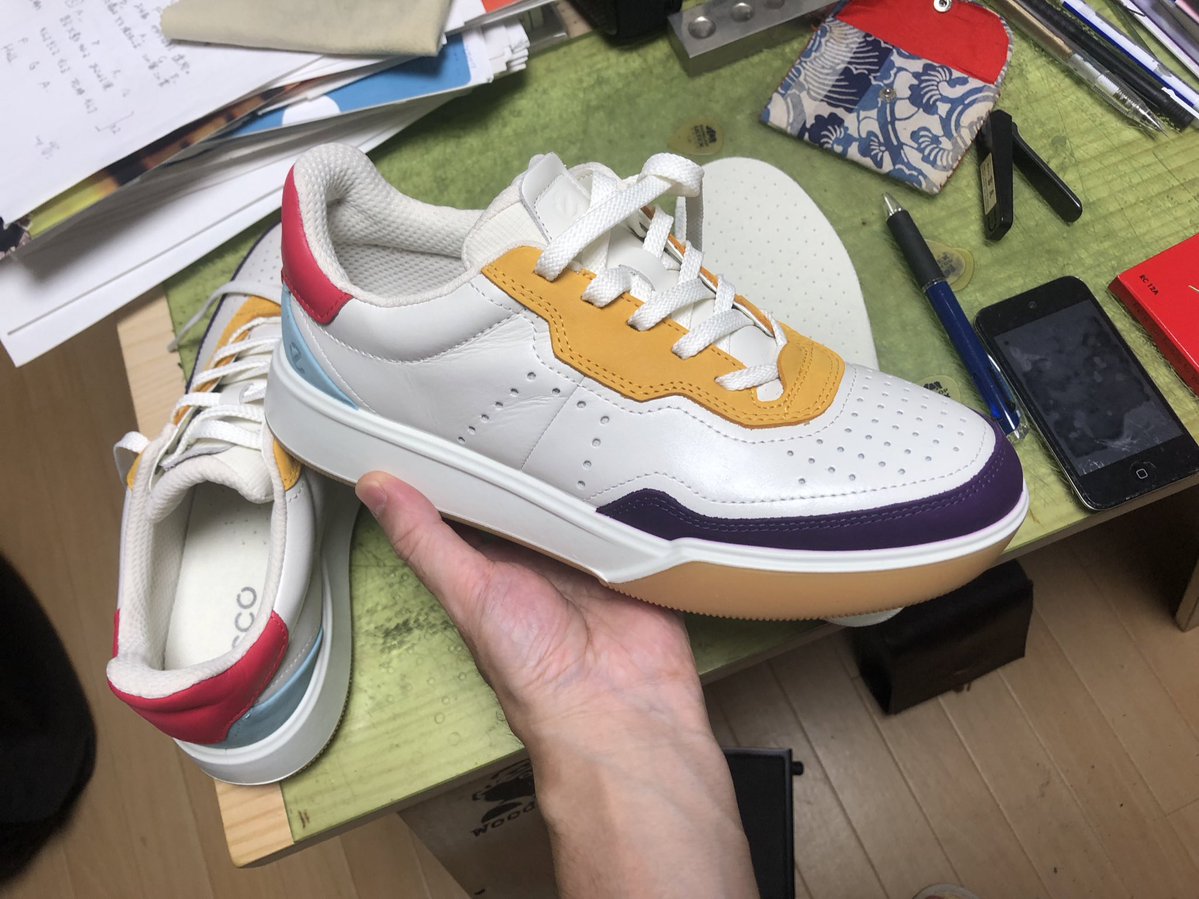 botan_jiro's tweet image. 欲しかった靴をアウトレットで発見！　即決で買いました。しかしレディースのためか中敷が厚めでかかとが抜けそう&amp;amp;ボールガース方面がちょっとキツい...そんな時は中敷を作るのです。型紙を作って、いつもの3mm高反発素材をカット！　1日履いてみて高さ調整不要そうなら豚裏でカバーして完成かな