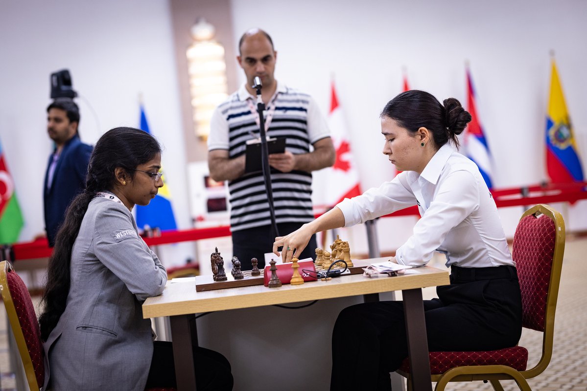 nikchess's tweet image. महिला विश्व कप 2025 – भारतीय खिलाड़ियों ने रचा इतिहास, म्हारी छोरियाँ छोरों से कम हैं के?
बाटुमी में चल रहा महिला विश्व कप अब अपने अंतिम चरण पर जा पहुँचा है और भारतवासियों के लिए एक बड़ी ख़ुशख़बरी भी है। टाई ब्रेक मुकाबलों में चारों भारतीय खिलाड़ियों ने जीत हासिल कर क्वार्टर…