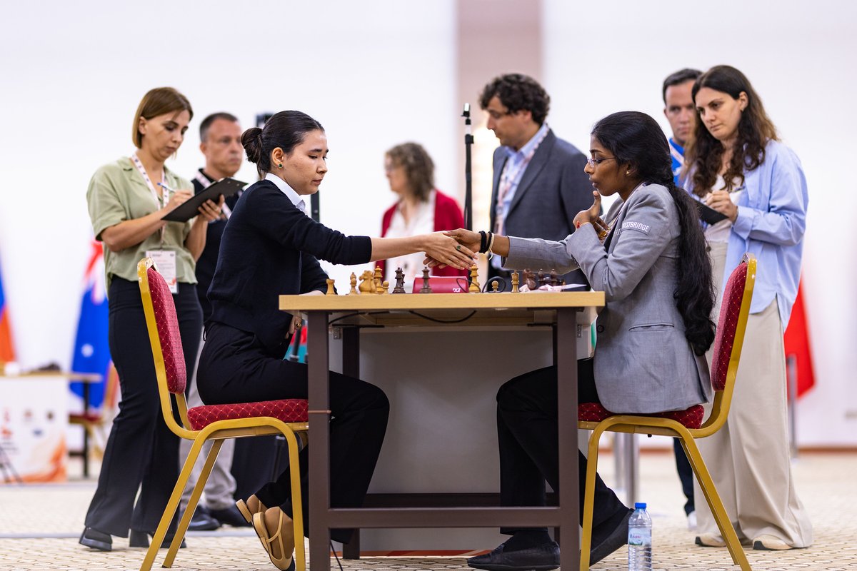 nikchess's tweet image. महिला विश्व कप 2025 – भारतीय खिलाड़ियों ने रचा इतिहास, म्हारी छोरियाँ छोरों से कम हैं के?
बाटुमी में चल रहा महिला विश्व कप अब अपने अंतिम चरण पर जा पहुँचा है और भारतवासियों के लिए एक बड़ी ख़ुशख़बरी भी है। टाई ब्रेक मुकाबलों में चारों भारतीय खिलाड़ियों ने जीत हासिल कर क्वार्टर…