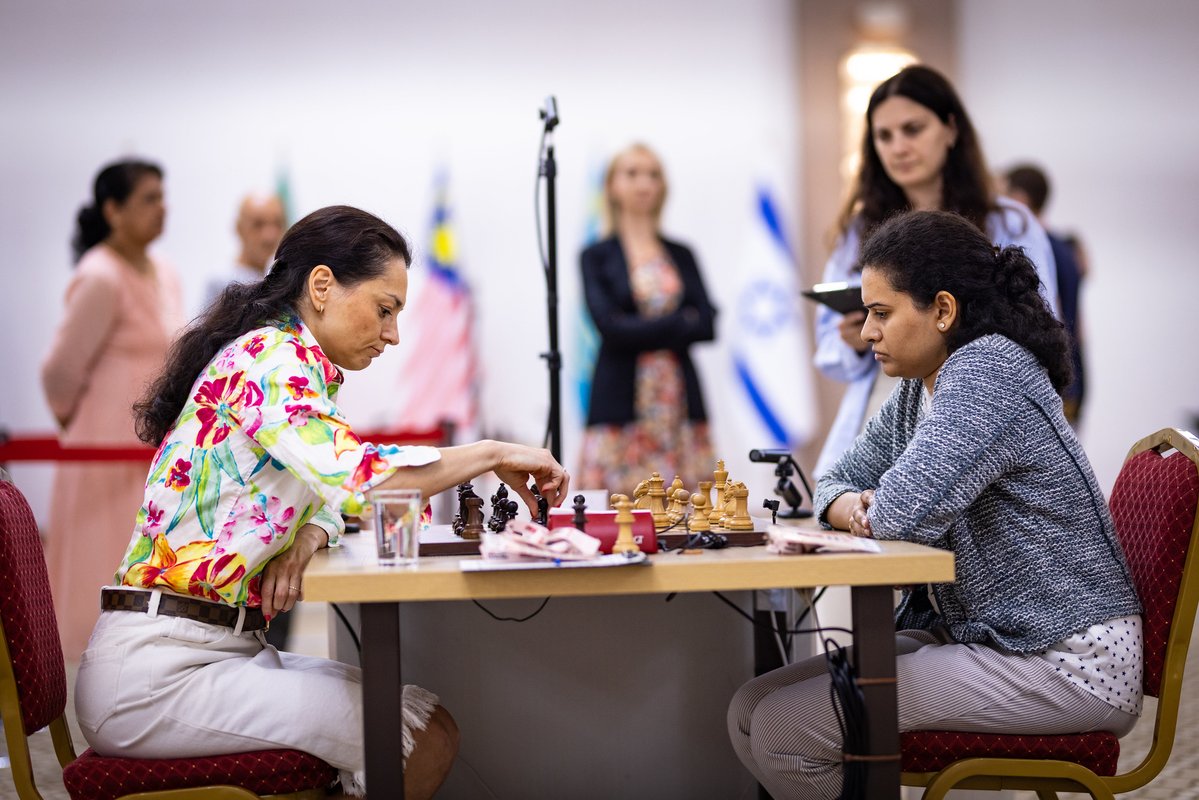 nikchess's tweet image. महिला विश्व कप 2025 – भारतीय खिलाड़ियों ने रचा इतिहास, म्हारी छोरियाँ छोरों से कम हैं के?
बाटुमी में चल रहा महिला विश्व कप अब अपने अंतिम चरण पर जा पहुँचा है और भारतवासियों के लिए एक बड़ी ख़ुशख़बरी भी है। टाई ब्रेक मुकाबलों में चारों भारतीय खिलाड़ियों ने जीत हासिल कर क्वार्टर…