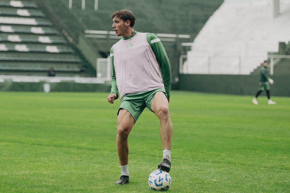 maticolombo_'s tweet photo. 🇳🇬🚑 Joaquín Pombo SUFRIÓ la rotura de los ligamentos cruzados de su rodilla, entrenando.

El defensor de #Banfield tendrá de 6 a 8 meses de recuperación con la operación de por medio.

Se esperan más precisiones.