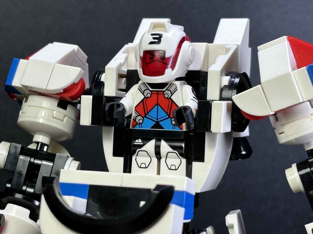 今更ながらミニフィギュアシリーズ27のジェットパックレーサーを使ったロボ作りました。
最近スランプ気味だったけど、何とかイメージ通りに作れた✨

#LEGO #レゴ 
#legomeck #レゴロボ
#レボシェル