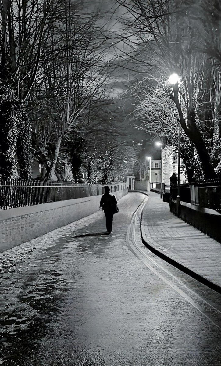 "Gittin

Şimdi bir mevsim değil, 
Koca bir hayat girdi aramıza. 

Biliyorum

Ne sen dönebilirsin artık, 
Ne de ben kapıyı açabilirim sana.."

Murathan Mungan