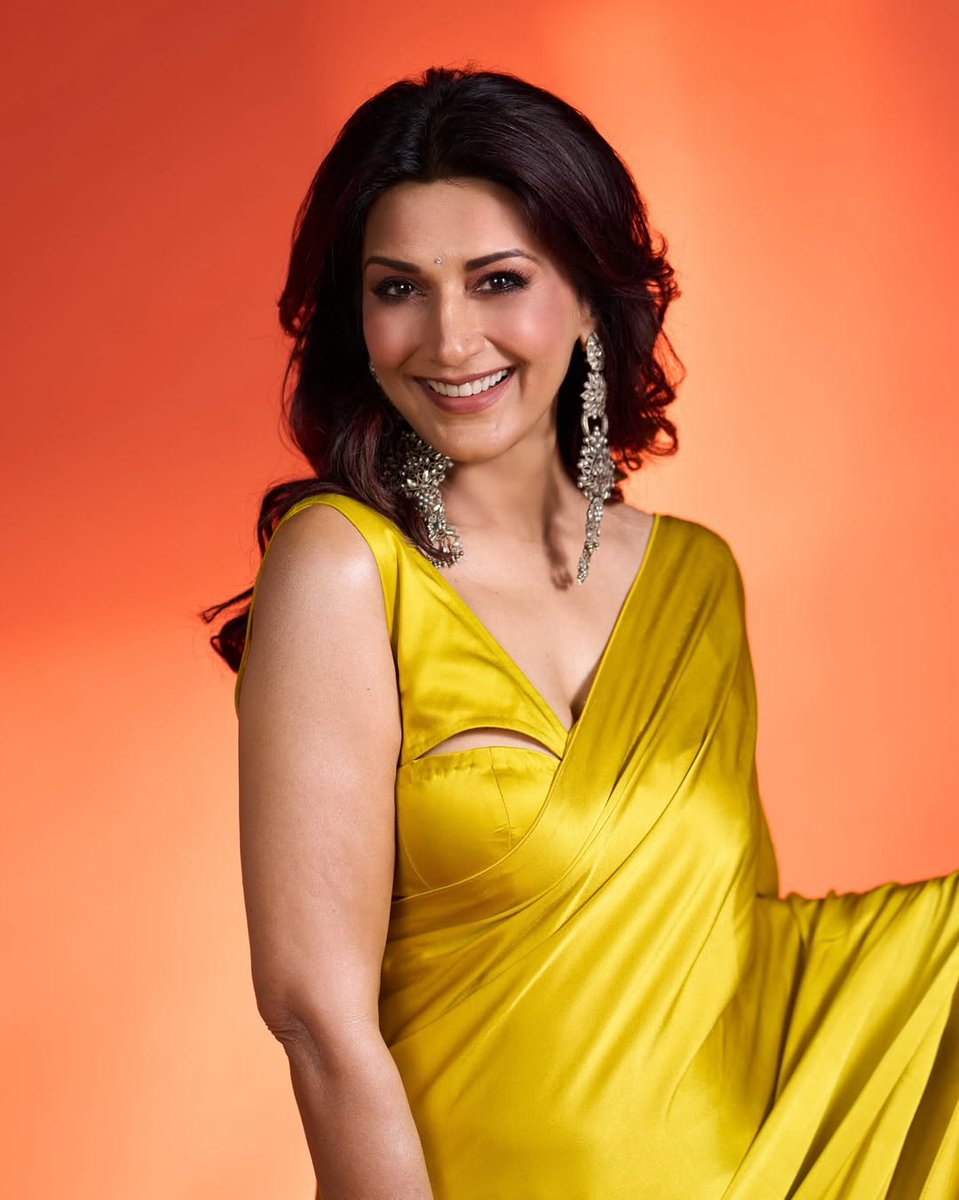 filmfare's tweet image. #SonaliBendre looks absolutely stunning in a sunny yellow saree. 💛

#Celebs