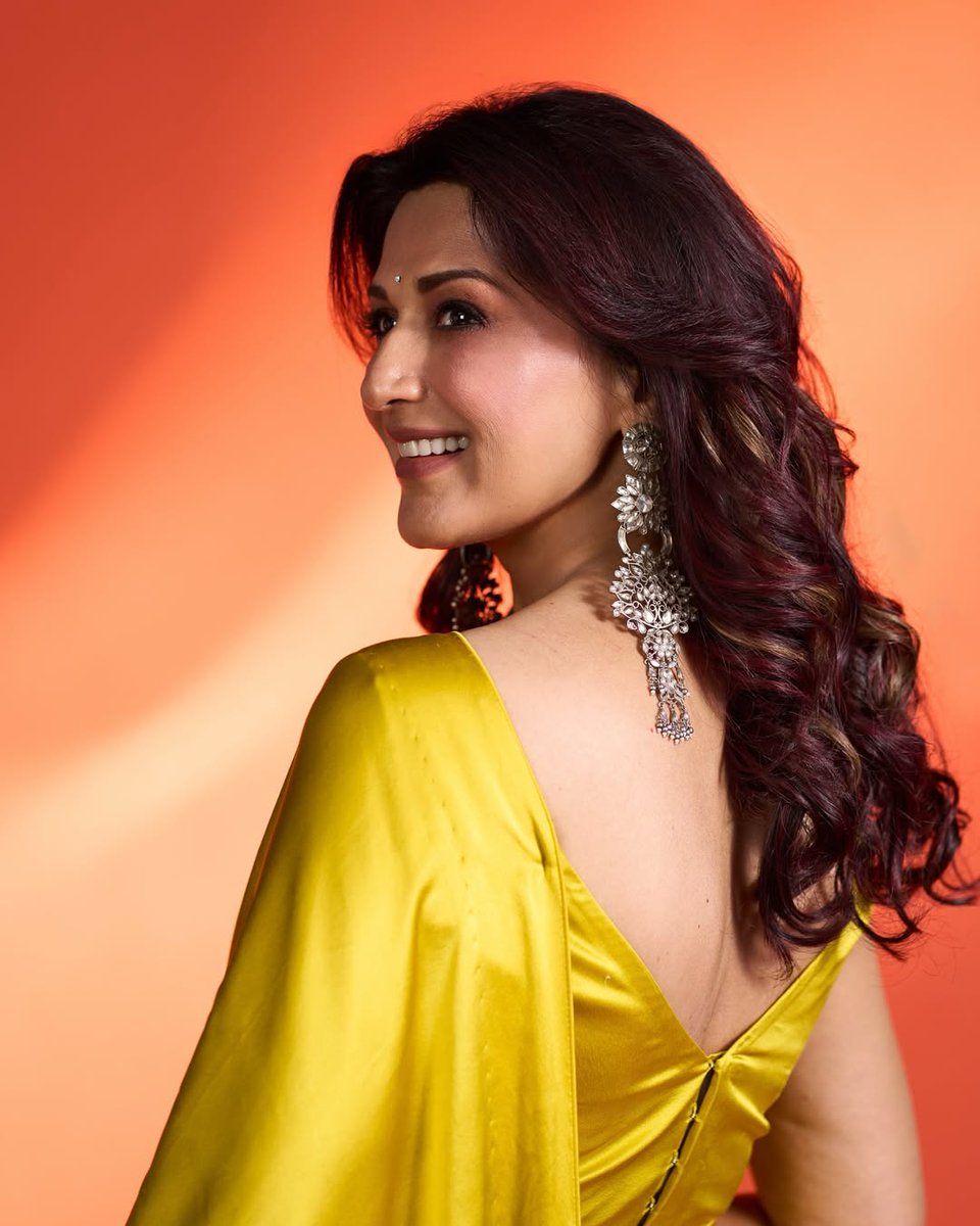 filmfare's tweet image. #SonaliBendre looks absolutely stunning in a sunny yellow saree. 💛

#Celebs