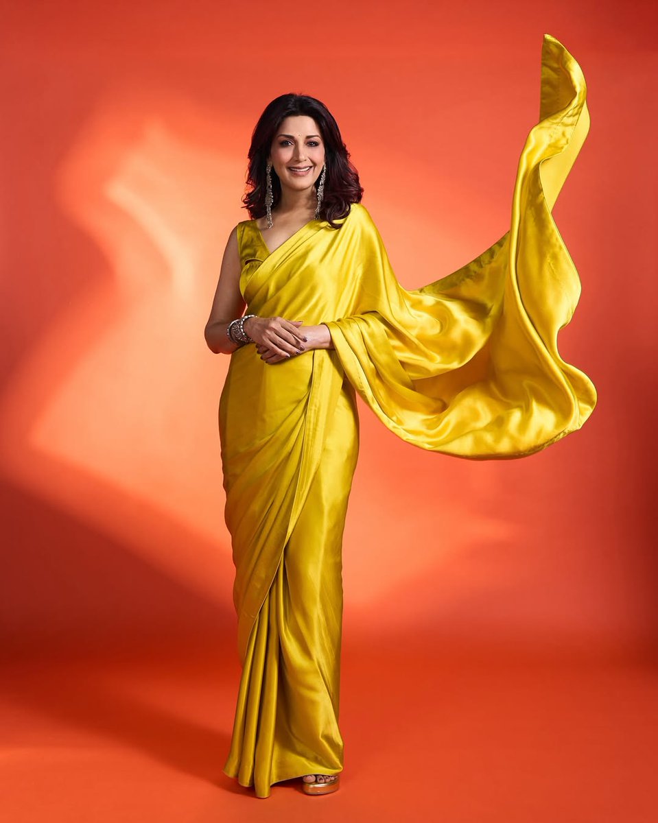 filmfare's tweet image. #SonaliBendre looks absolutely stunning in a sunny yellow saree. 💛

#Celebs