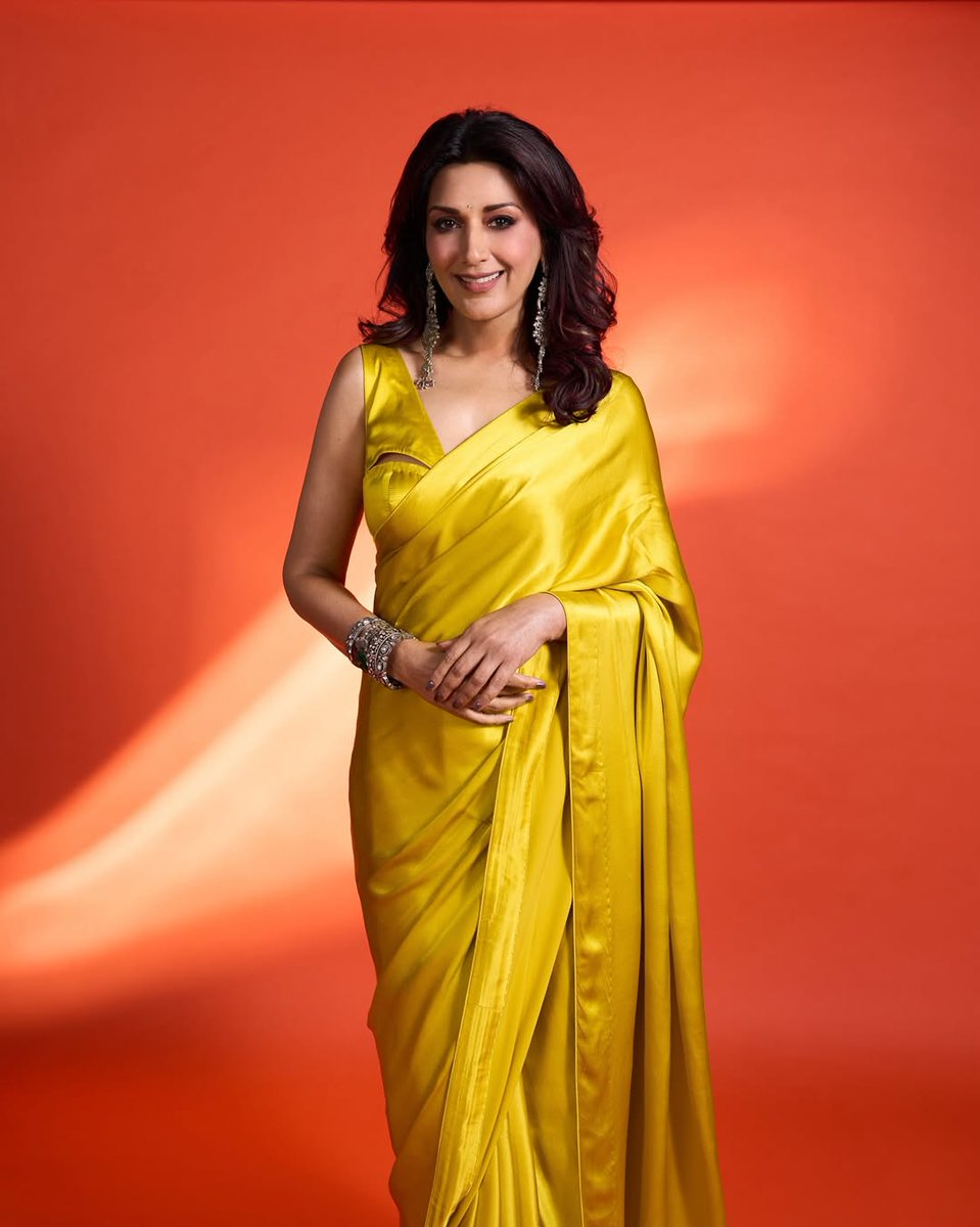 filmfare's tweet image. #SonaliBendre looks absolutely stunning in a sunny yellow saree. 💛

#Celebs