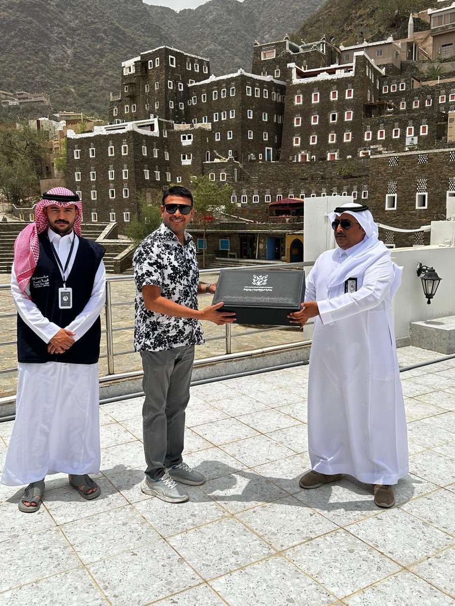 تعاونية البن برجال المع (@coff_coop_assoc) on Twitter photo سعدنا في #تعاونية_البن_برجال_ألمع بإستقبال نائب سفير سيريلانكا لدى المملكة السيد محمد انس، حيث اطلع على تجربة الجمعية في تنمية زراعة البن السعودي، وتعزيز التنمية الريفية المستدامة.
قدمت الجمعية هدية تذكارية عبارة عن بن من الانتاج المحلي.
<a href="/emartasir/">إمارة منطقة عسير</a>
<a href="/Rijal_Almaa_M/">محافظة رجال ألمع</a>
<a href="/asda_aseer/">هيئة تطوير منطقة عسير</a> سعدنا في #تعاونية_البن_برجال_ألمع بإستقبال نائب سفير سيريلانكا لدى المملكة السيد محمد انس، حيث اطلع على تجربة الجمعية في تنمية زراعة البن السعودي، وتعزيز التنمية الريفية المستدامة.
قدمت الجمعية هدية تذكارية عبارة عن بن من الانتاج المحلي.
<a href="/emartasir/">إمارة منطقة عسير</a>
<a href="/Rijal_Almaa_M/">محافظة رجال ألمع</a>
<a href="/asda_aseer/">هيئة تطوير منطقة عسير</a>
