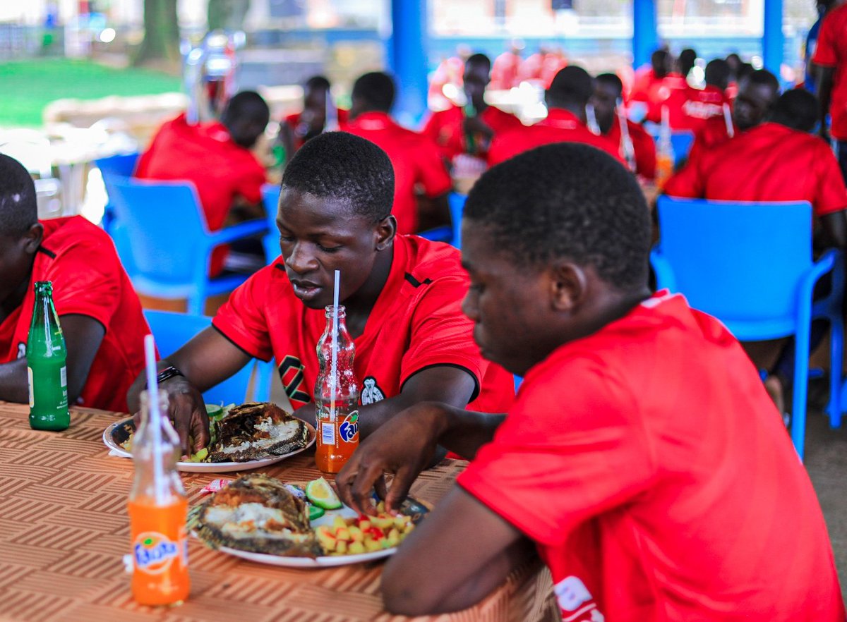 SMASK_School's tweet image. The winning teams were treated to a sumptuous luncheon by the beach, courtesy of the Executive Director Dr. Lawrence Mulindwa 😋