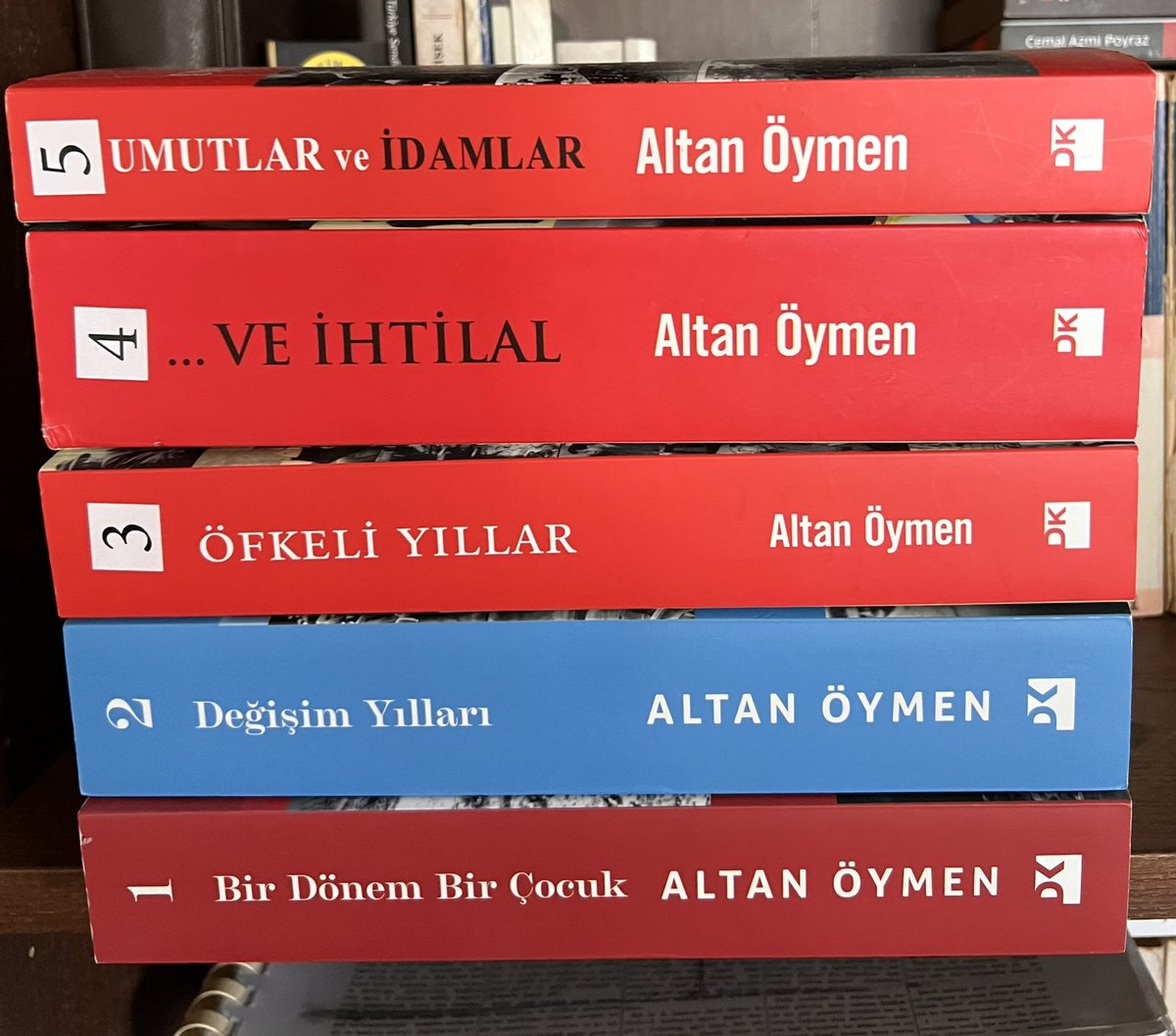 Emegin_Halleri's tweet photo. Altan Öymen'i kaybetmişiz. 

Büyük bir gazeteciydi. 

Altan Öymen’in 5 ciltlik “anılı kitapları” 3O’lardan 60’lara Türkiye’nin siyasal ve sosyal tarihi üstüne anılar, notlar, belgelerden oluşuyor.

Altan Öymen tanığı olduğu yılları yazmış. Eşsiz bir anı kitap dizisi.