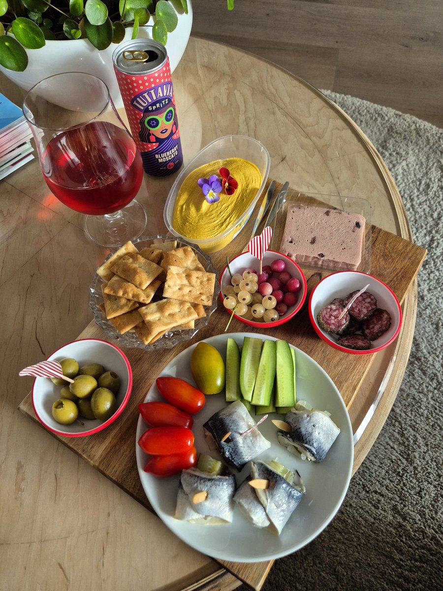 Denise_v_D_'s tweet image. Not cooking a long today but I think I can get through the next few hours 😋 Ready for part two! @sortedfood  #doingthyme