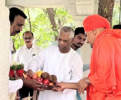 VCC_BJP's tweet photo. ಕೊಪ್ಪಳದ ಗವಿಸಿದ್ದೇಶ್ವರ ಮಠಕ್ಕೆ ಭೇಟಿ ನೀಡಿ ಪೂಜ್ಯ ಶ್ರೀ ಅಭಿನವ ಗವಿಸಿದ್ದೇಶ್ವರ ಶ್ರೀಗಳ ದರ್ಶನಾಶೀರ್ವಾದ ಪಡೆದೆವು.

ಬಸವೇಶ್ವರ ವೀರಶೈವ ವಿದ್ಯಾವರ್ಧಕ ಸಂಘದಿಂದ ಪೂಜ್ಯ ಅಭಿನವ ಗವಿಸಿದ್ದೇಶ್ವರ ಶ್ರೀಗಳಿಗೆ ಹಣ್ಣುಹಂಪಲಗಳನ್ನು ನೀಡಿ ಗೌರವಿಸಿ ನಮನಗಳನ್ನು ಸಲ್ಲಿಸಲಾಯಿತು. https://t.co/7g1jWQXhaU