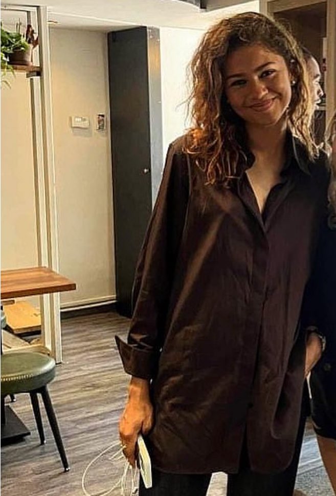 DAYASCHANl's tweet image. Z in Budapest today she’s so pretty oh my god
