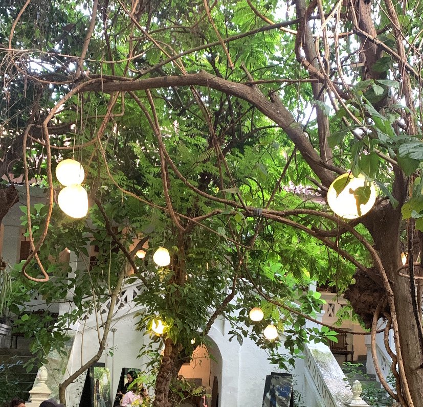 Kaya skrng lebih cocok nongkrong ke cafe kaya tugu lor ini deh.