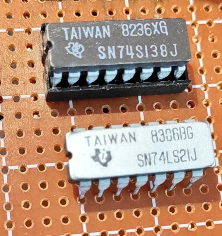 matseng's tweet image. Some of the ICs in my TTL stash have the top painted in silver color and black legends like the LS21 CERDIP here. Anyone have any guesses of why? Other cerdips of the same era and manufacturer are "normal".