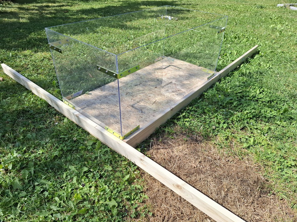 ThomasWalach's tweet image. Schaut aus wie ein halb fertiges Terrarium, wird aber ein Modell für archäologische Grabungen, an dem die Kinder nächstes Schuljahr üben können. 🤗
