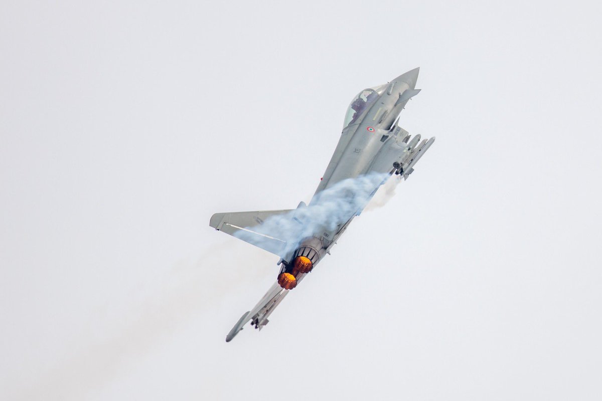 airtattoo's tweet image. Who doesn’t love a Typhoon?! 😍
@ItalianAirForce took to the skies earlier at #RIAT25 with their Eurofighter Typhoon and what a sight it was 🔥