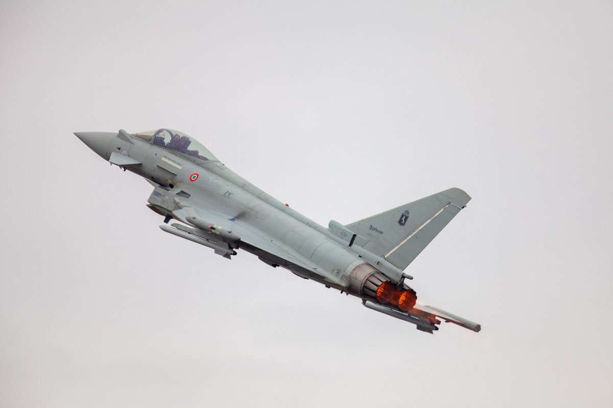 airtattoo's tweet image. Who doesn’t love a Typhoon?! 😍
@ItalianAirForce took to the skies earlier at #RIAT25 with their Eurofighter Typhoon and what a sight it was 🔥