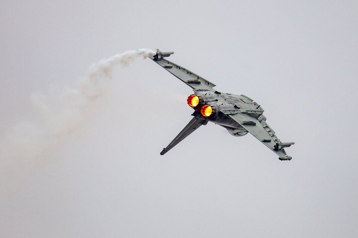 airtattoo's tweet image. Who doesn’t love a Typhoon?! 😍
@ItalianAirForce took to the skies earlier at #RIAT25 with their Eurofighter Typhoon and what a sight it was 🔥