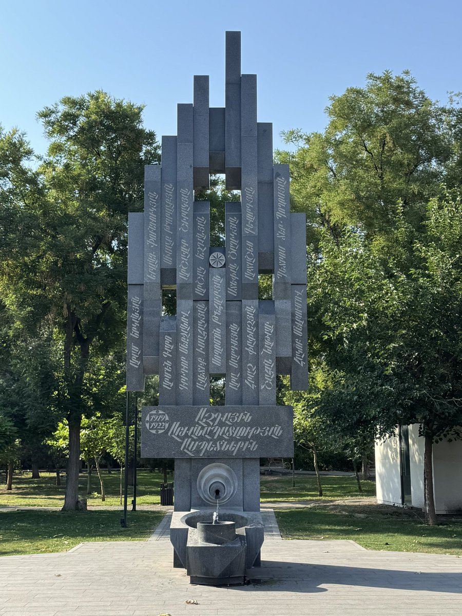 Pomnik upamiętniający operację Nemezis🇦🇲 - ta miała za zadanie wymierzać samosąd na tureckich architektach ludobójstwa Ormian. Odsłonięcie go w kwietniu 2023 r. wywołało ostrą reakcję ze strony Ankary🇹🇷, a dalszy proces normalizacji relacji zawisnął na włosku