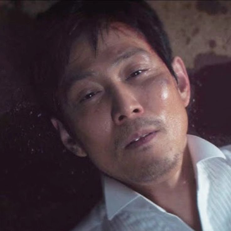 notalotbutrot's tweet image. if inho didn't have to save the baby he would have laid down next to gihun and died with him as the island exploded around them and thats just my humble (correct) opinion