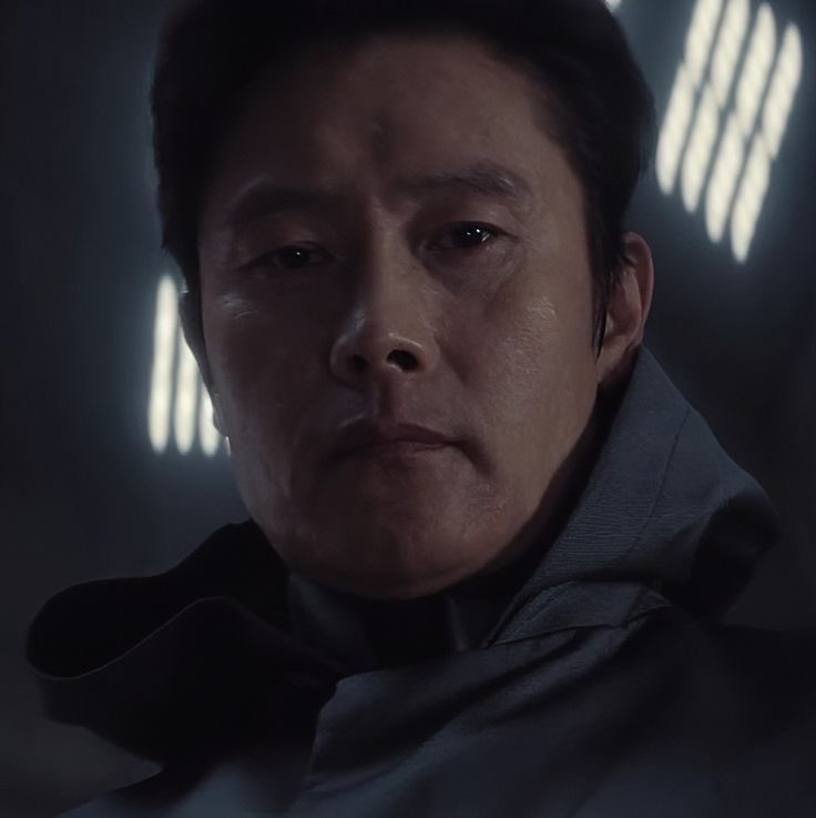 notalotbutrot's tweet image. if inho didn't have to save the baby he would have laid down next to gihun and died with him as the island exploded around them and thats just my humble (correct) opinion