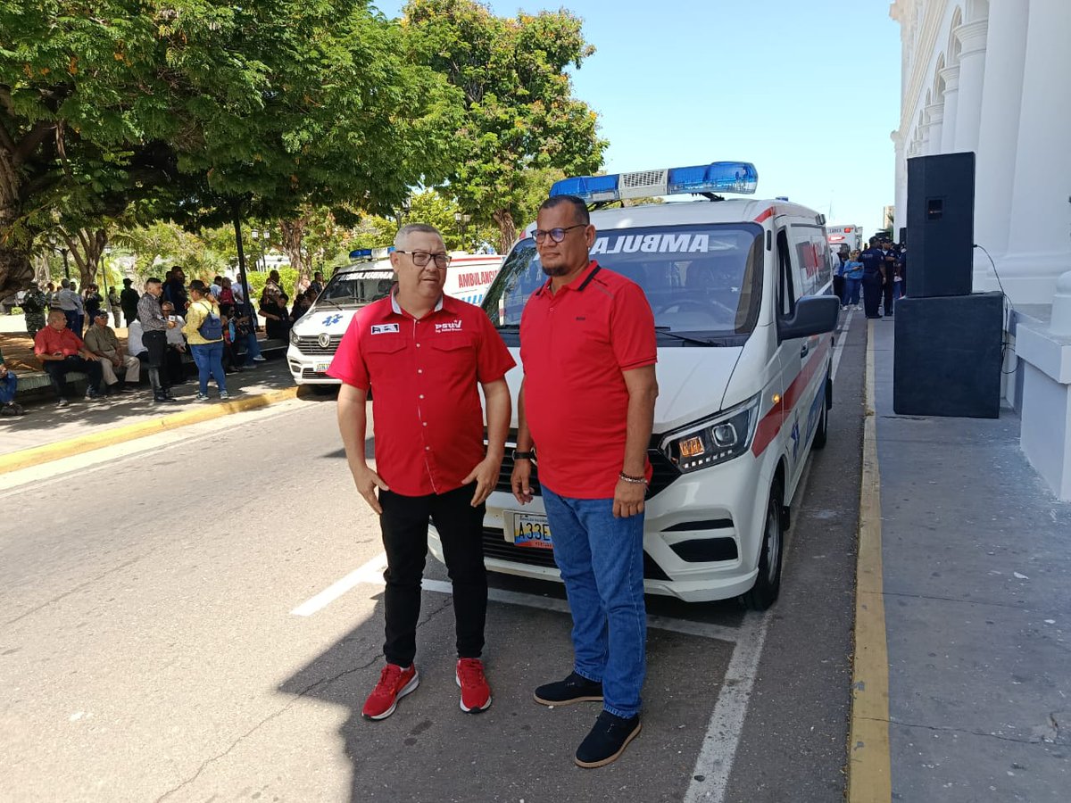 Movimiento Revolucionario TUPAMARO Vzla. (@tupamaromrt_) on Twitter photo Gracias a las políticas del Gobierno Nal. liderado por el Pdte. <a href="/NicolasMaduro/">Nicolás Maduro</a>, el camarada Julio Portilla, candidato a la alcaldía del Mpio. Sucre, recibió en el palacio de gobierno del estado Zulia una unidad de ambulancia, por parte del gobernador, Luis Caldera.
#ComunaONada Gracias a las políticas del Gobierno Nal. liderado por el Pdte. <a href="/NicolasMaduro/">Nicolás Maduro</a>, el camarada Julio Portilla, candidato a la alcaldía del Mpio. Sucre, recibió en el palacio de gobierno del estado Zulia una unidad de ambulancia, por parte del gobernador, Luis Caldera.
#ComunaONada