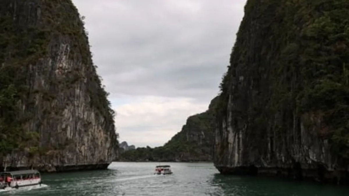 DNHindi's tweet image. वियतनाम: हालोंग खाड़ी मेें पर्यटकों की नाव डूबी, अब तक 34 के शव मिले

#Touristboat #capsized #Vietnam #halongbay