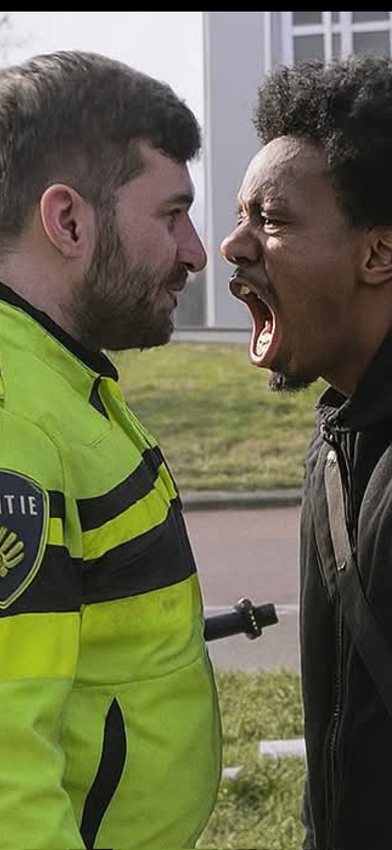 AAP IS BOOS.... 
En nee dit is niet in ARTIS...
Had ik het maar te vertellen...
Dan was AAP in ERITREA....
Waar AAP thuis hoort...