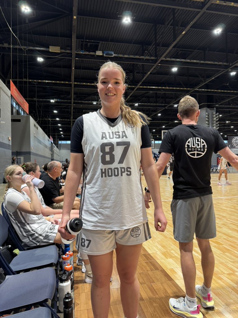 Maia Mottram | 5'11" PF | Class of 2026- AUSA Australia Coach Aiden
A tough-nosed forward who brings grit and smarts to the floor. Physical presence inside who’s able to set strong screens that is every guards dream. Crashes the boards with purpose. High-IQ passer in transition.