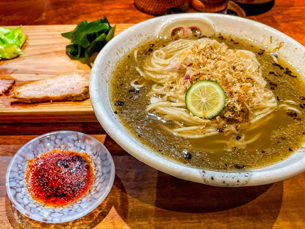 kugai_____'s tweet image. NATURAL TASTE@白楽
ゴリゴリニゴリヒヤヒヤサマー麺
+ピリ辛ミニ煮豚メッシ
+カラミースコーピオンレベル1
初サマー麺。塩控えめの冷製煮干スープは爽やかであっさりながら物足りなさは皆無。硬めの中細麺は歯応え抜群で超絶激ウマ🌟煮豚は生涯トップ級の旨さ。
麺が主役の抜群に美味しい一杯💯