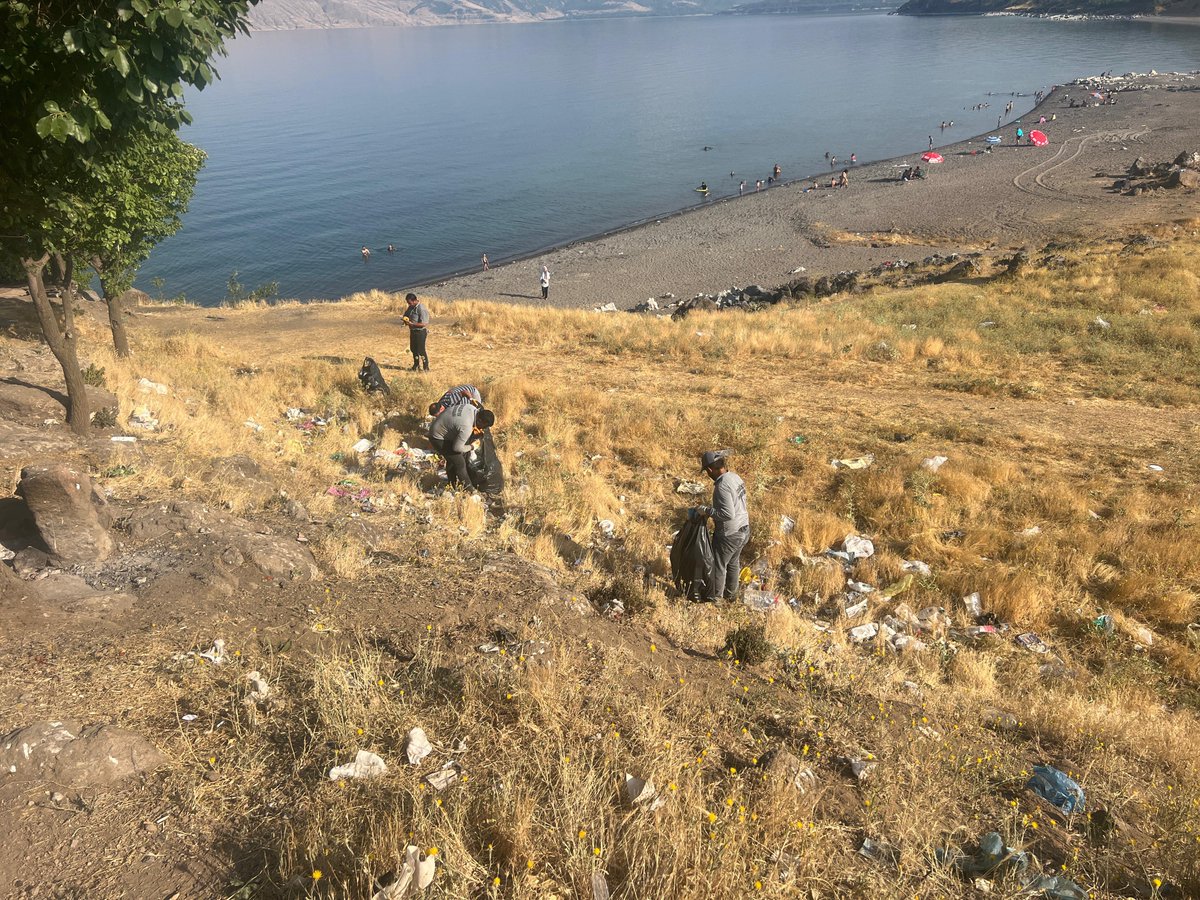 tatvanbld's tweet image. 🍀Daîreya Xizmetên Paqijiyê ya Şaredariya me li herêma peravê ya bi navê "Çopgeha Kevin" a li ser rêya Xelatê xebata paqijkirinê pêk anî. Her çend ne di bin berpirsiyariya Şaredariya Tetwanê de be jî, em ji bo parastina jîngeha xwezayî li Kalderaya Nemrutê, herêma Çopgeha Kevin a…