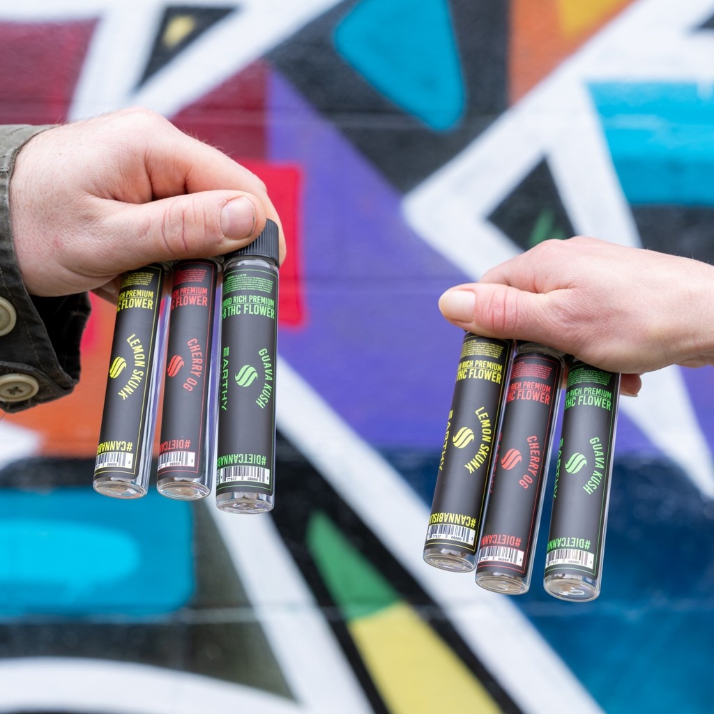 EarthySelect's tweet image. 🚬 Rolled Right. Ready to Light.

No mess. No stress. Just expertly packed Pre-Rolls filled with premium, slow-cured flower. Earthy Select’s Pre-Rolls deliver smooth, flavorful pulls and plant-powered calm in every session. 🌿💨

#EarthySelect #PreRollPerfection #SmoothDraws