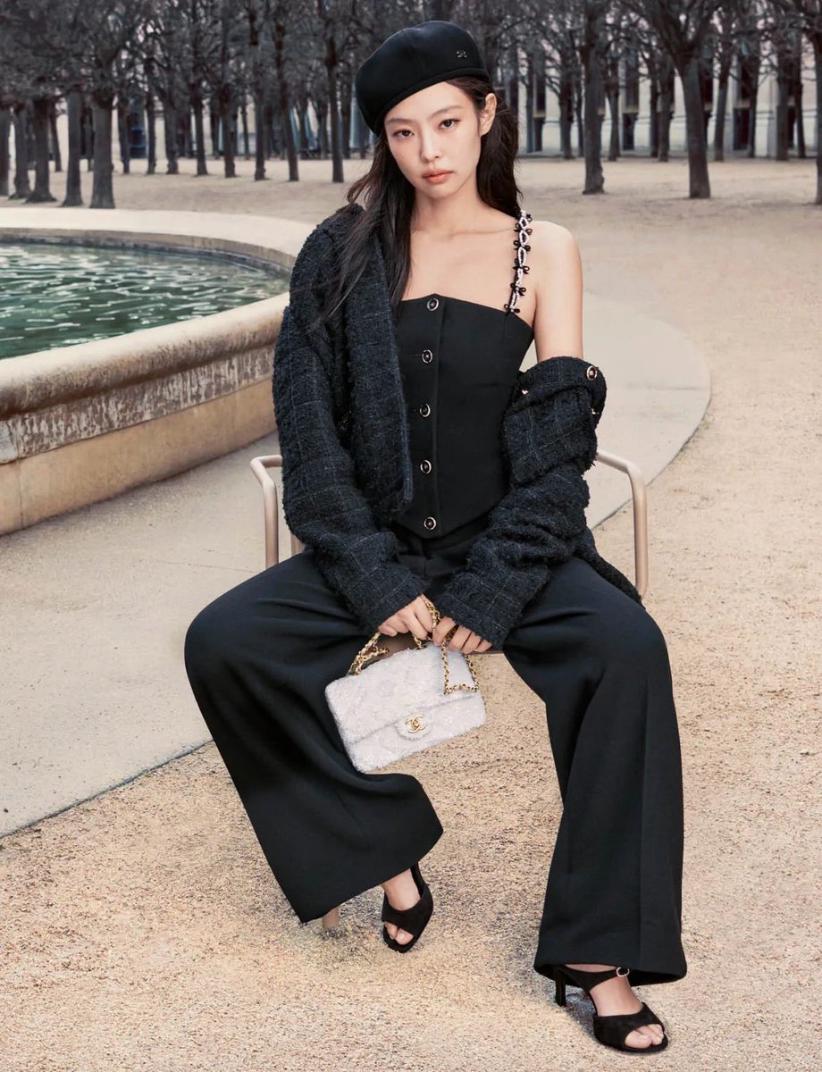 #Jennie, #Chanel’in 2025-26 Sonbahar/Kış Ön-Kış kampanyasının yıldızı olarak #Vogue’a çekimlerin kamera arkasını paylaşıyor. 

Keşfetmek için tıklayın: vogueturkiye.visitlink.me/NIqdZe