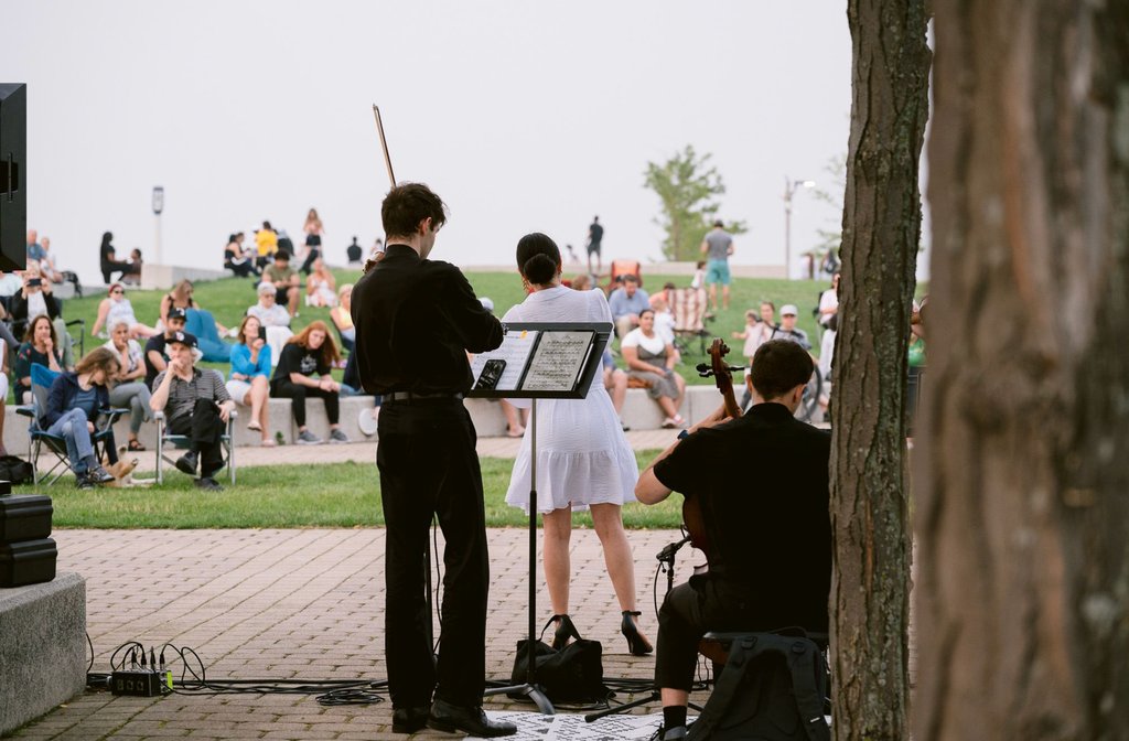 DowntownCLE's tweet image. Symphony at Sunset is continuing this Sunday, July 20th, from 7-8:15pm at North Coast Harbor&apos;s Voinovich Park! 🎻🌅

Pack a picnic, bring a blanket or lawn chair, and enjoy a FREE chamber orchestral performance with OPUS 216, featuring a string quartet. See you there!