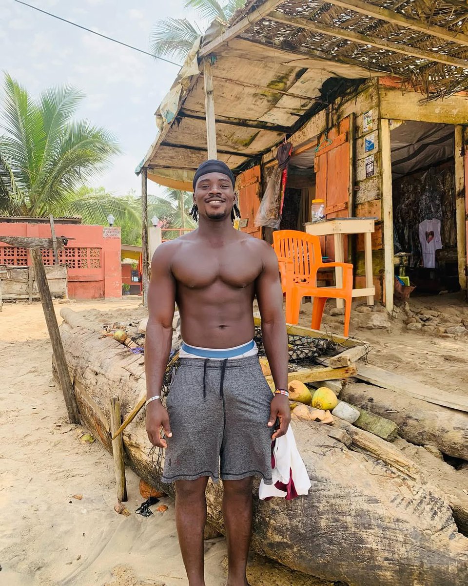 efp_R_acrobats's tweet photo. Sun’s shining, smile’s shining 😊☀️
Our senior acrobat bringing calm energy and beach vibes all in one shot 🏖️💪🏿
#aamaroyalacrobat #seniorenergy #BeachVibes 
@SHARK_P10 https://t.co/fmyBXklPgO