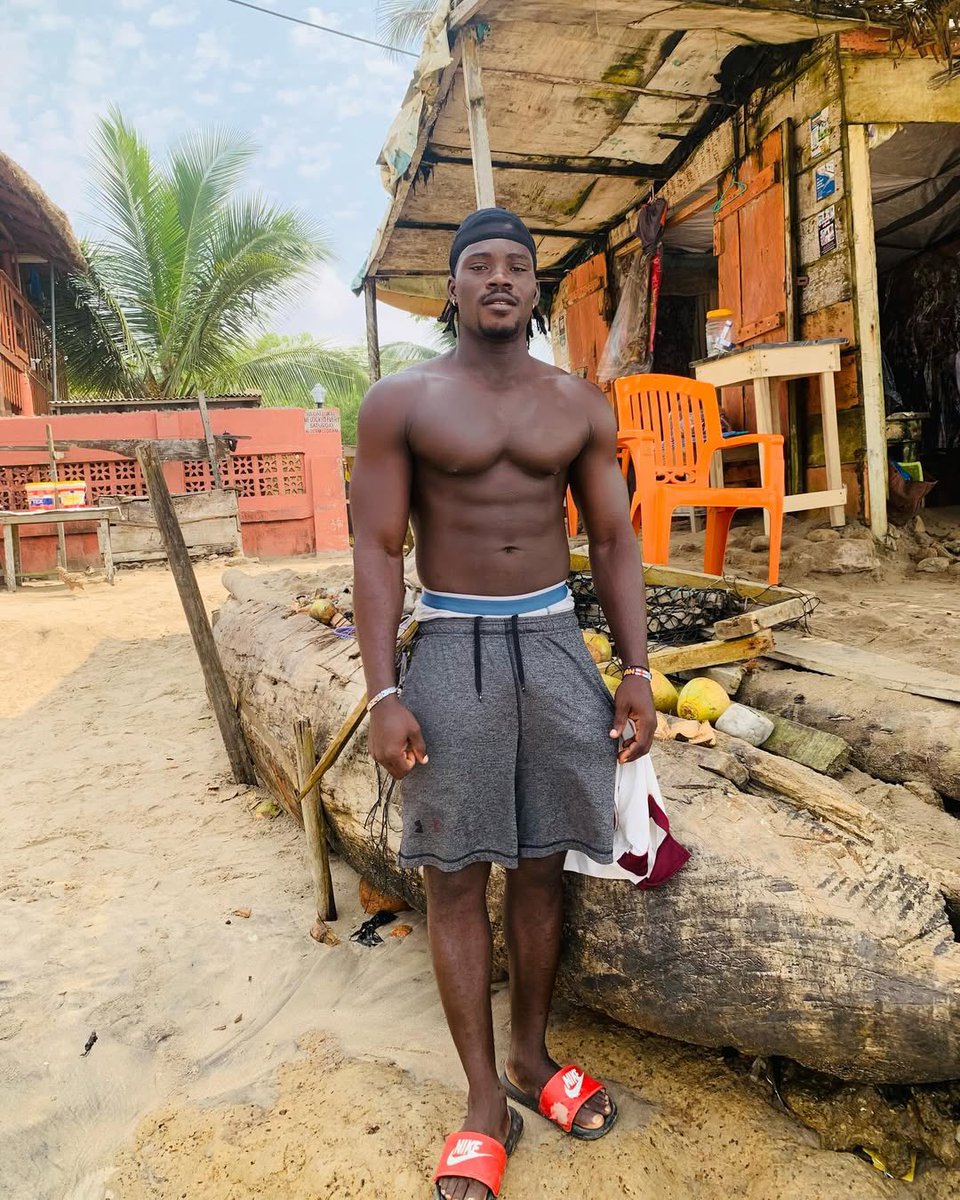 Sun’s shining, smile’s shining 😊☀️
Our senior acrobat bringing calm energy and beach vibes all in one shot 🏖️💪🏿
#aamaroyalacrobat #seniorenergy #BeachVibes 
<a href="/SHARK_P10/">prince shark🦈</a>