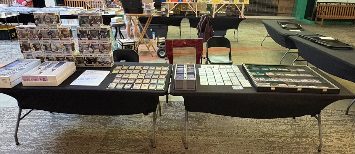 lbfight's tweet image. Set up at the Eastgate Show. Stop on by! @ljw21 rainbow for sale! #Bengals @Bengals #WhoDey Also the big @ellylacocoa18 First Milestones auto for sale! @Reds #Reds #Atobttr
