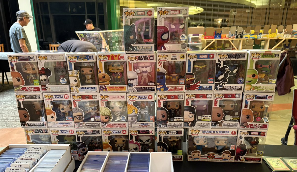 lbfight's tweet image. Set up at the Eastgate Show. Stop on by! @ljw21 rainbow for sale! #Bengals @Bengals #WhoDey Also the big @ellylacocoa18 First Milestones auto for sale! @Reds #Reds #Atobttr
